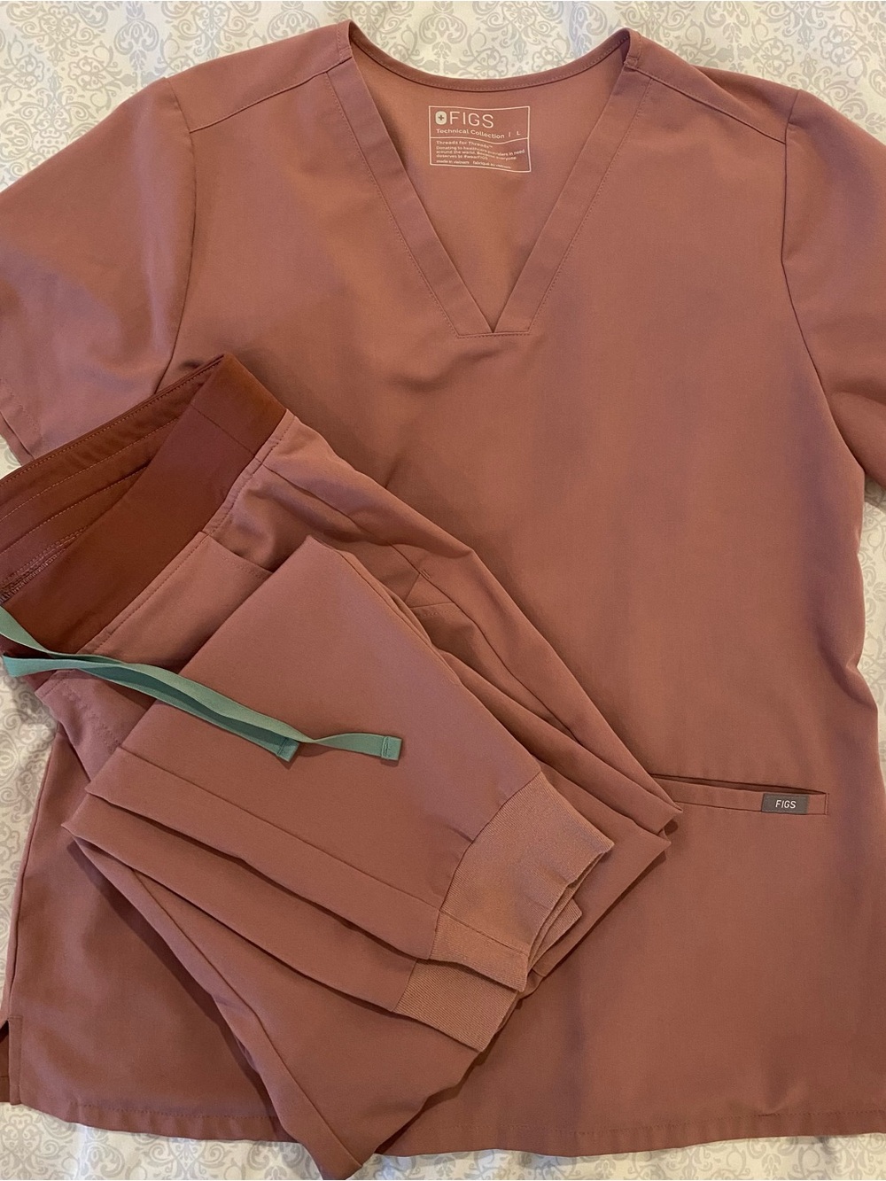 Figs Scrub set in Mineral Mauve